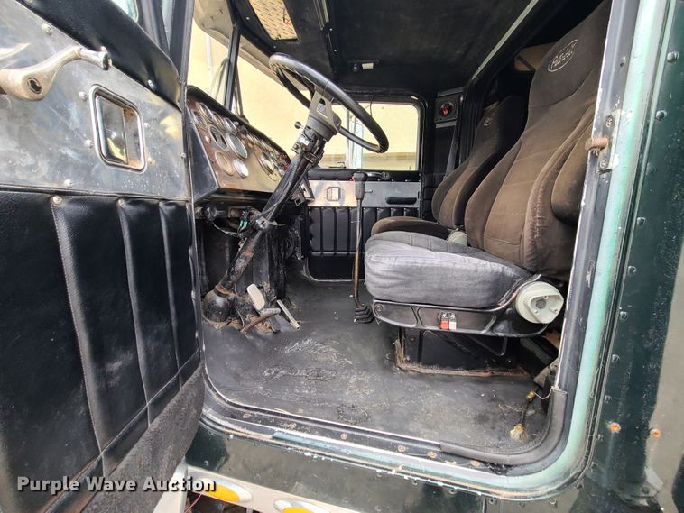 image for item IF9278 1974 Peterbilt 359ST  tow truck