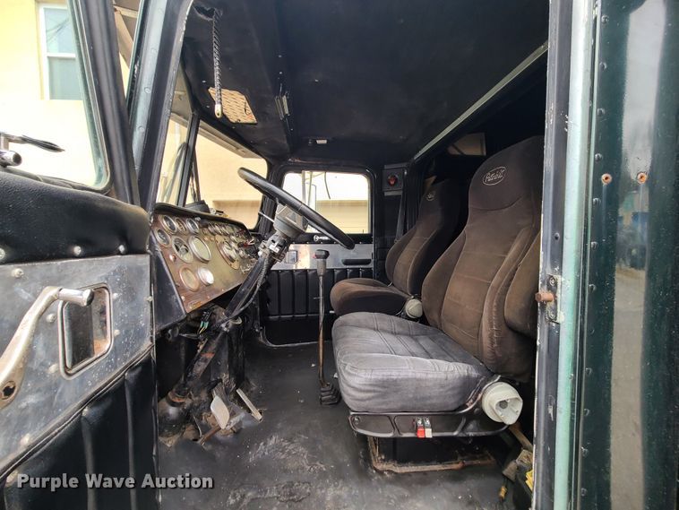 image for item IF9278 1974 Peterbilt 359ST  tow truck