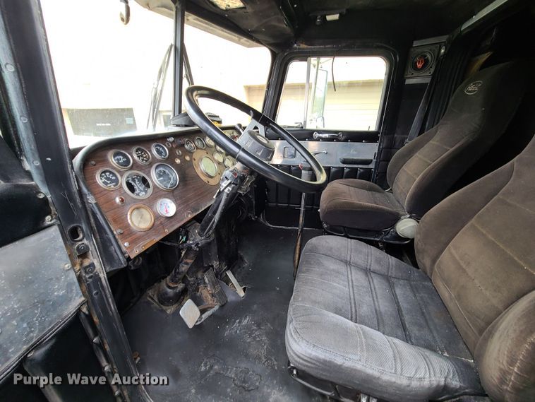 image for item IF9278 1974 Peterbilt 359ST  tow truck