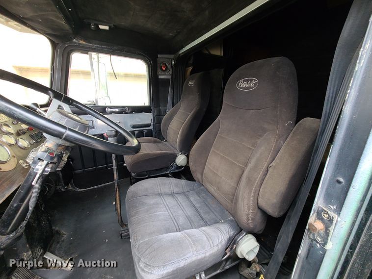 image for item IF9278 1974 Peterbilt 359ST  tow truck