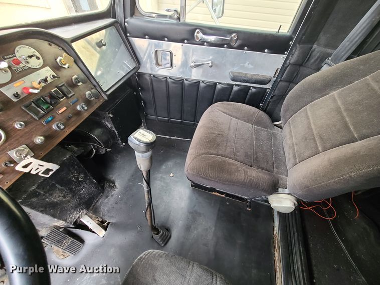 image for item IF9278 1974 Peterbilt 359ST  tow truck