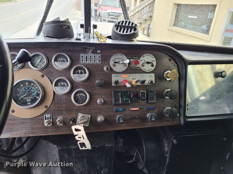 image for item IF9278 1974 Peterbilt 359ST  tow truck