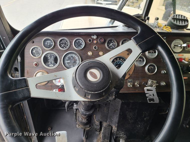 image for item IF9278 1974 Peterbilt 359ST  tow truck