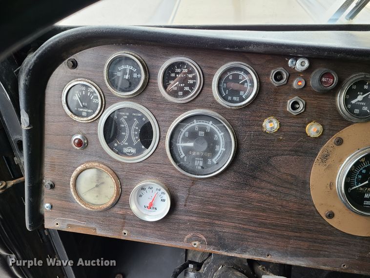 image for item IF9278 1974 Peterbilt 359ST  tow truck