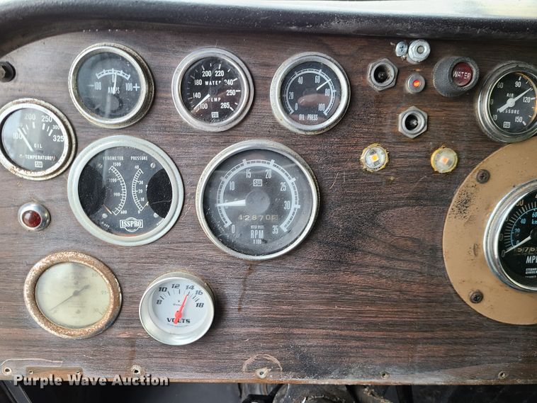 image for item IF9278 1974 Peterbilt 359ST  tow truck