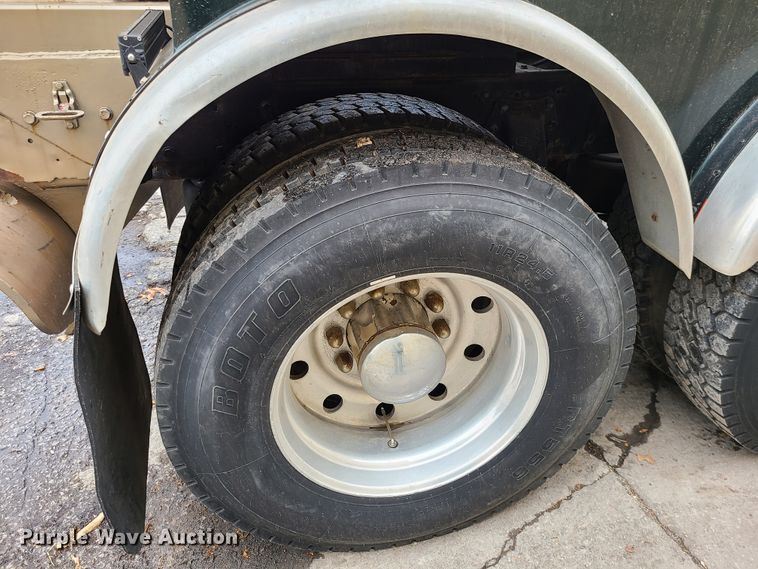 image for item IF9278 1974 Peterbilt 359ST  tow truck