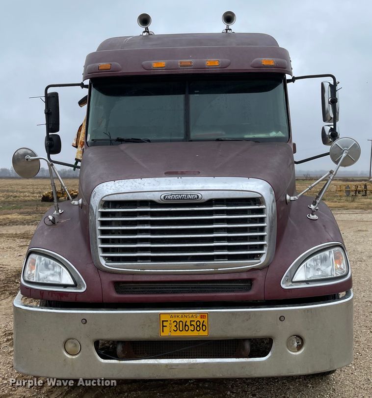 image for item IJ9557 2005 Freightliner Columbia 120  semi truck
