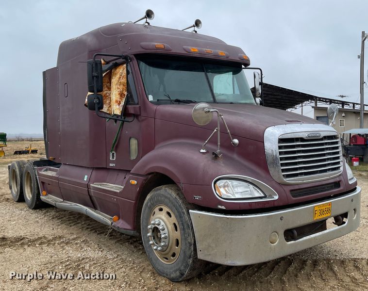 image for item IJ9557 2005 Freightliner Columbia 120  semi truck