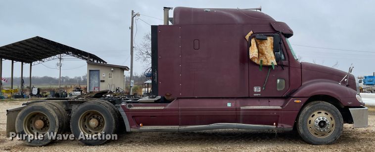 image for item IJ9557 2005 Freightliner Columbia 120  semi truck