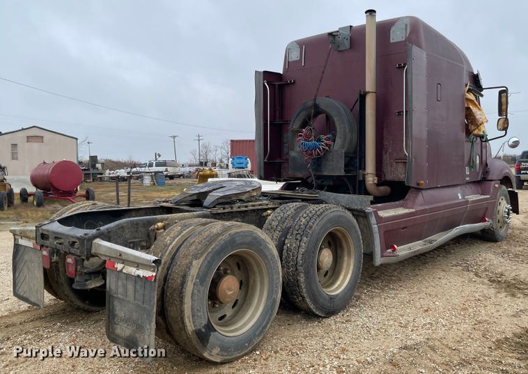 image for item IJ9557 2005 Freightliner Columbia 120  semi truck