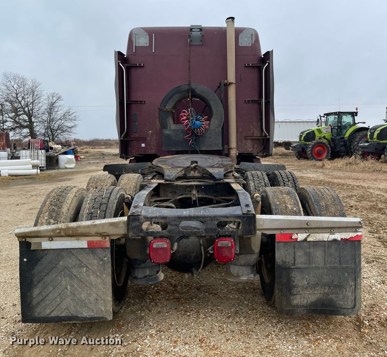 image for item IJ9557 2005 Freightliner Columbia 120  semi truck