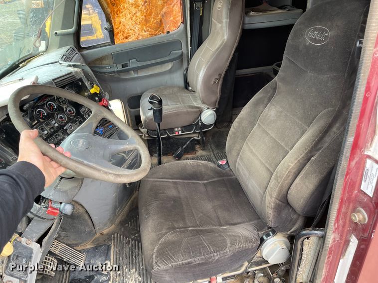 image for item IJ9557 2005 Freightliner Columbia 120  semi truck