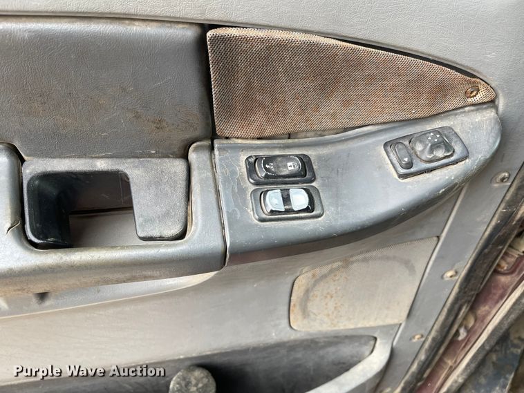 image for item IJ9557 2005 Freightliner Columbia 120  semi truck