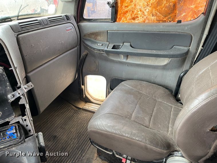 image for item IJ9557 2005 Freightliner Columbia 120  semi truck