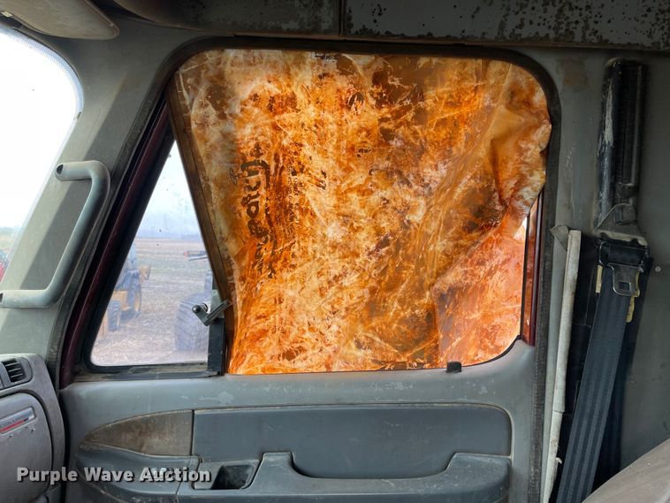 image for item IJ9557 2005 Freightliner Columbia 120  semi truck