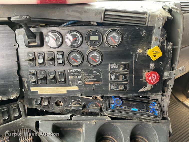 image for item IJ9557 2005 Freightliner Columbia 120  semi truck