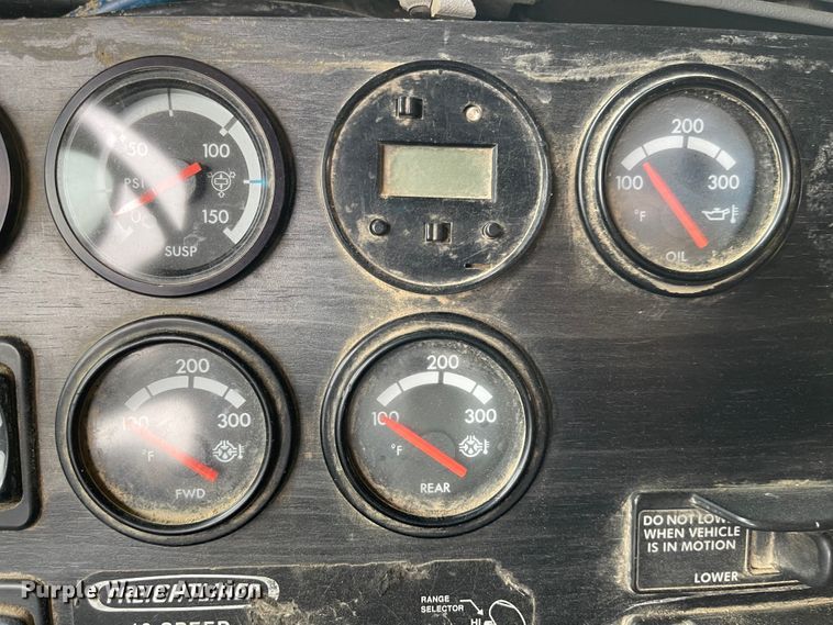 image for item IJ9557 2005 Freightliner Columbia 120  semi truck