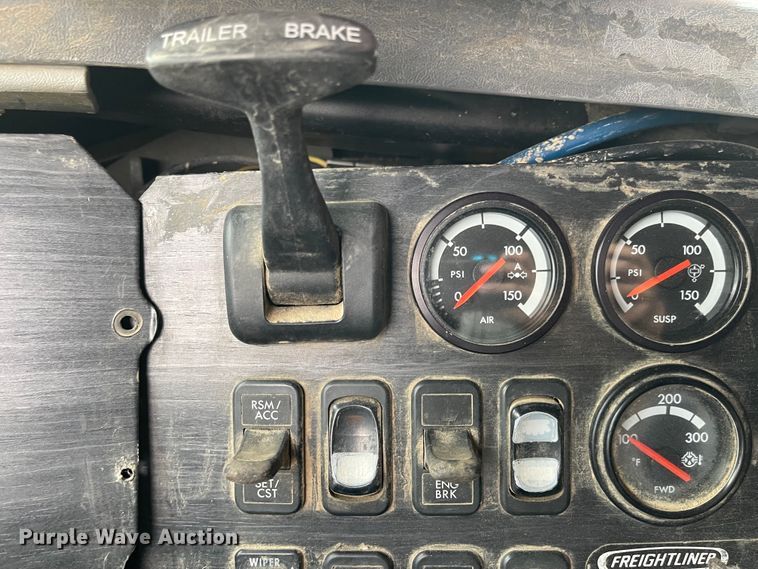 image for item IJ9557 2005 Freightliner Columbia 120  semi truck