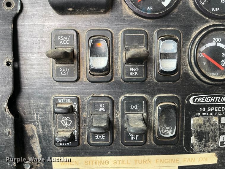 image for item IJ9557 2005 Freightliner Columbia 120  semi truck