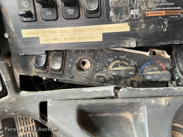 image for item IJ9557 2005 Freightliner Columbia 120  semi truck