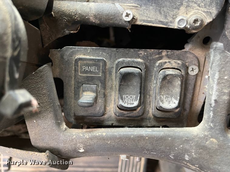 image for item IJ9557 2005 Freightliner Columbia 120  semi truck