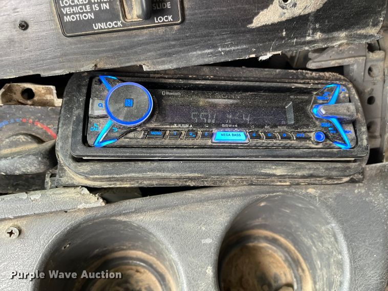 image for item IJ9557 2005 Freightliner Columbia 120  semi truck