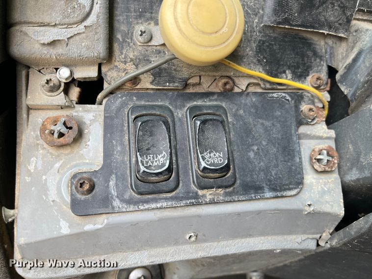 image for item IJ9557 2005 Freightliner Columbia 120  semi truck