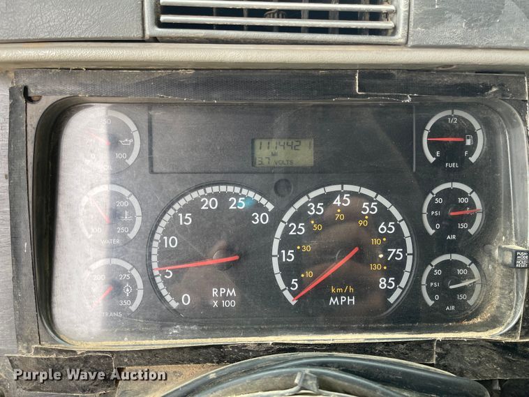 image for item IJ9557 2005 Freightliner Columbia 120  semi truck