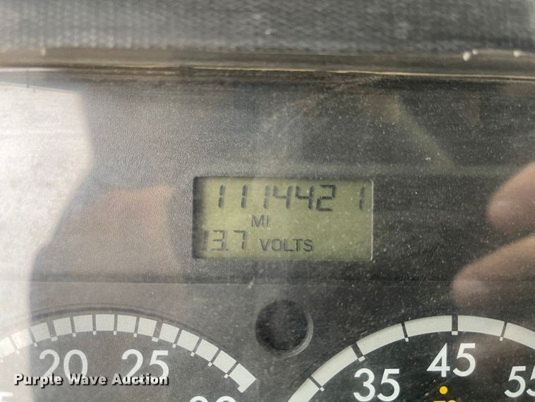 image for item IJ9557 2005 Freightliner Columbia 120  semi truck