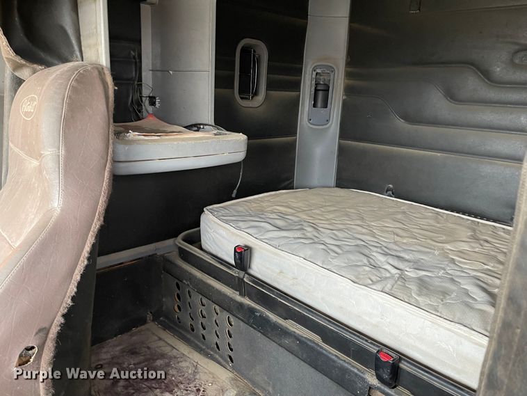 image for item IJ9557 2005 Freightliner Columbia 120  semi truck