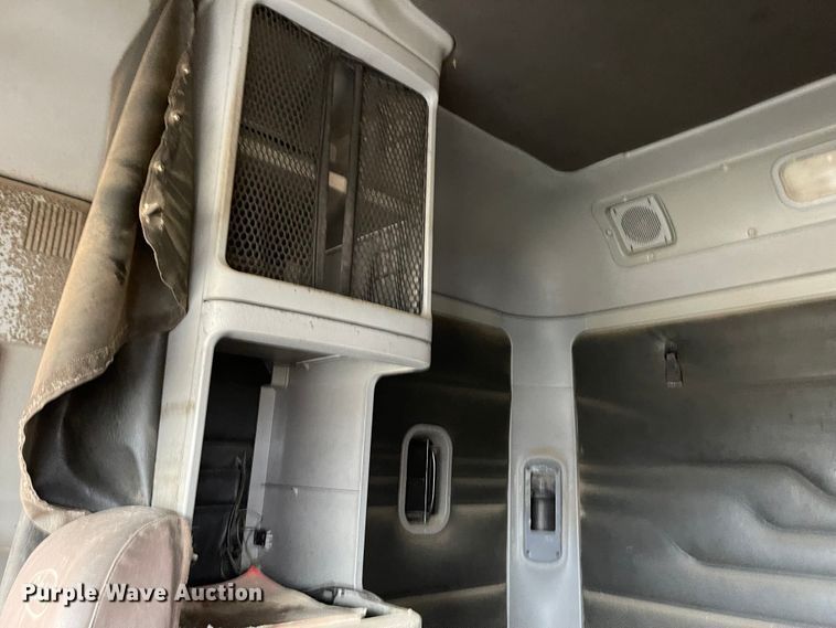 image for item IJ9557 2005 Freightliner Columbia 120  semi truck