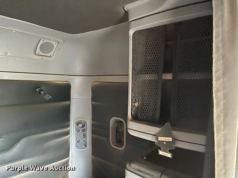 image for item IJ9557 2005 Freightliner Columbia 120  semi truck