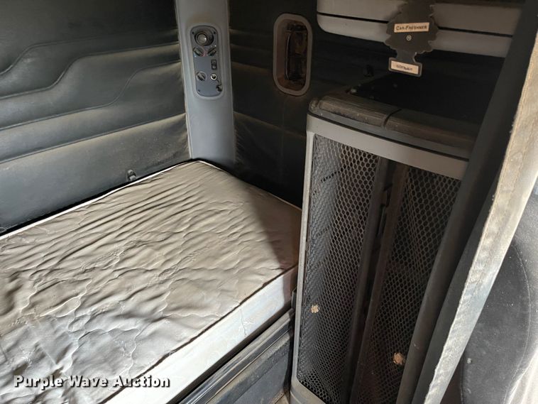 image for item IJ9557 2005 Freightliner Columbia 120  semi truck