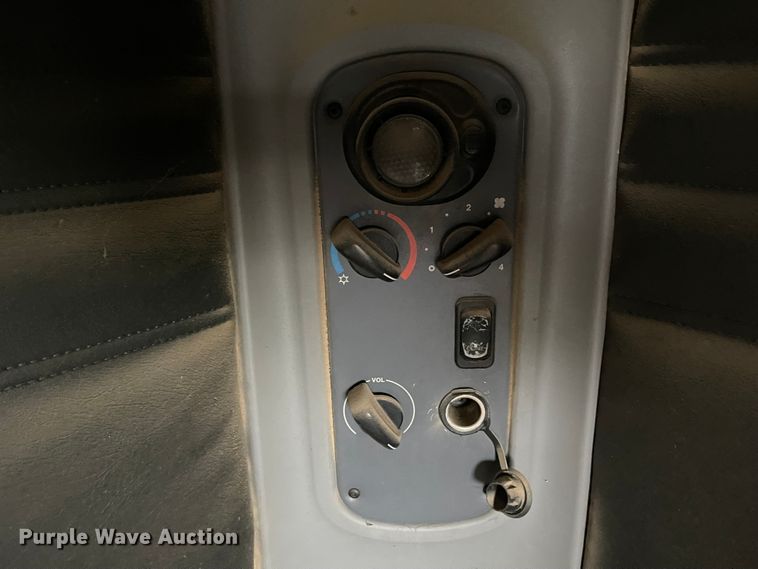 image for item IJ9557 2005 Freightliner Columbia 120  semi truck