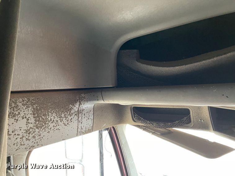 image for item IJ9557 2005 Freightliner Columbia 120  semi truck