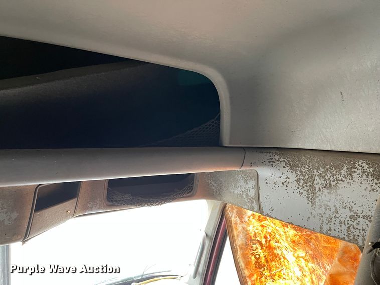 image for item IJ9557 2005 Freightliner Columbia 120  semi truck