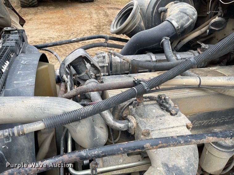 image for item IJ9557 2005 Freightliner Columbia 120  semi truck