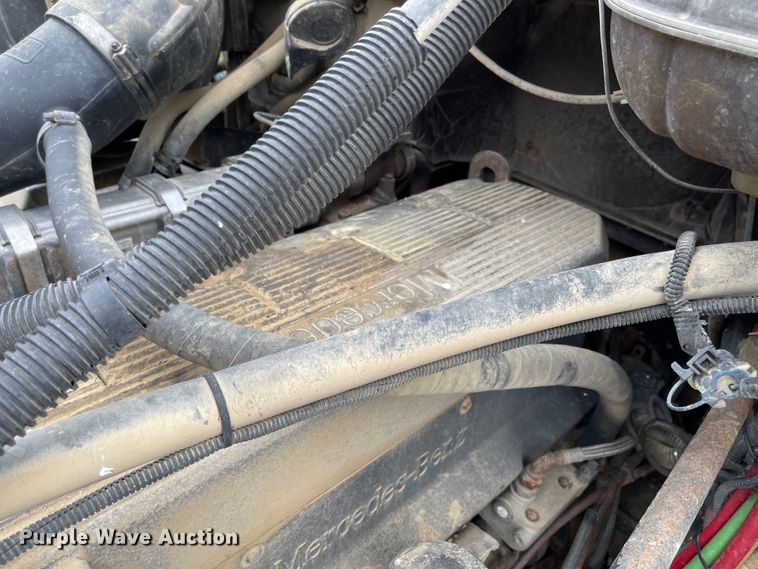 image for item IJ9557 2005 Freightliner Columbia 120  semi truck