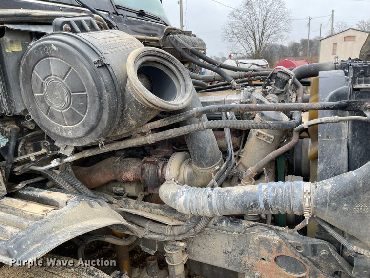 image for item IJ9557 2005 Freightliner Columbia 120  semi truck