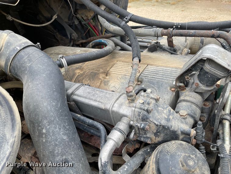 image for item IJ9557 2005 Freightliner Columbia 120  semi truck