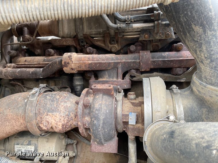 image for item IJ9557 2005 Freightliner Columbia 120  semi truck