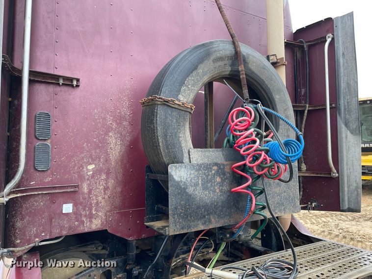 image for item IJ9557 2005 Freightliner Columbia 120  semi truck