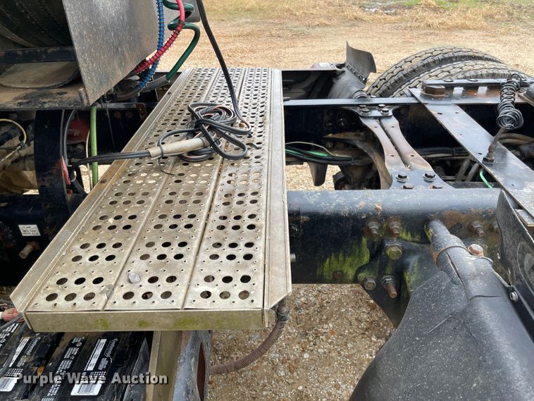 image for item IJ9557 2005 Freightliner Columbia 120  semi truck