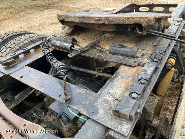 image for item IJ9557 2005 Freightliner Columbia 120  semi truck