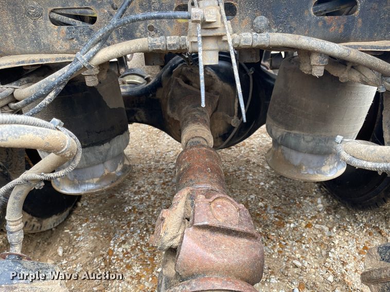 image for item IJ9557 2005 Freightliner Columbia 120  semi truck