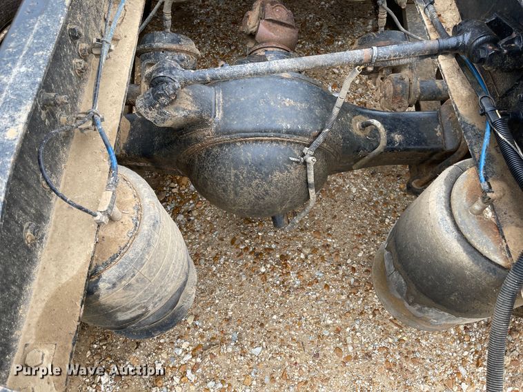 image for item IJ9557 2005 Freightliner Columbia 120  semi truck