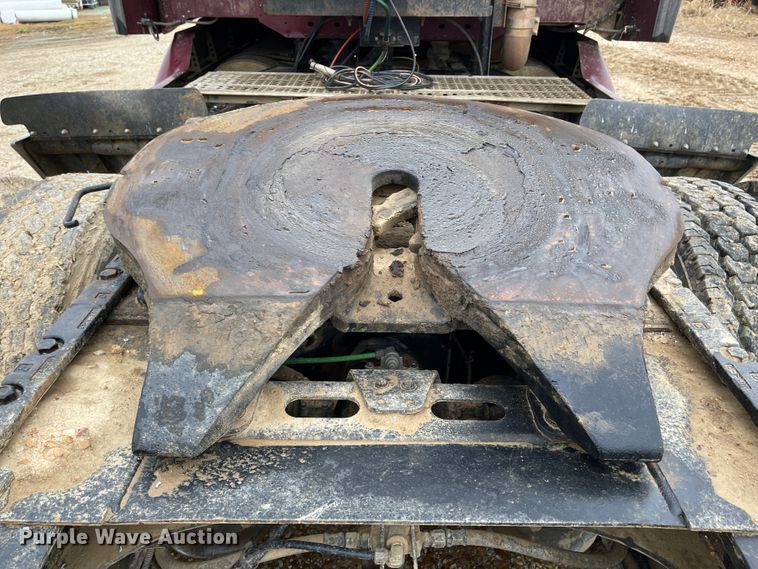 image for item IJ9557 2005 Freightliner Columbia 120  semi truck