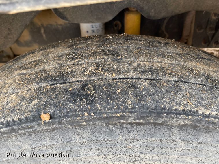 image for item IJ9557 2005 Freightliner Columbia 120  semi truck