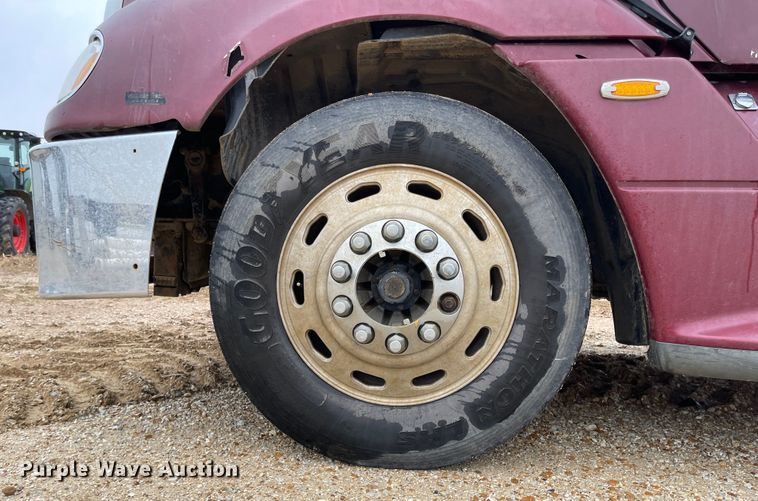 image for item IJ9557 2005 Freightliner Columbia 120  semi truck