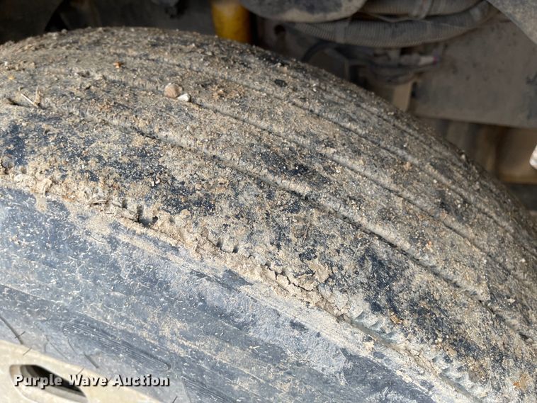 image for item IJ9557 2005 Freightliner Columbia 120  semi truck